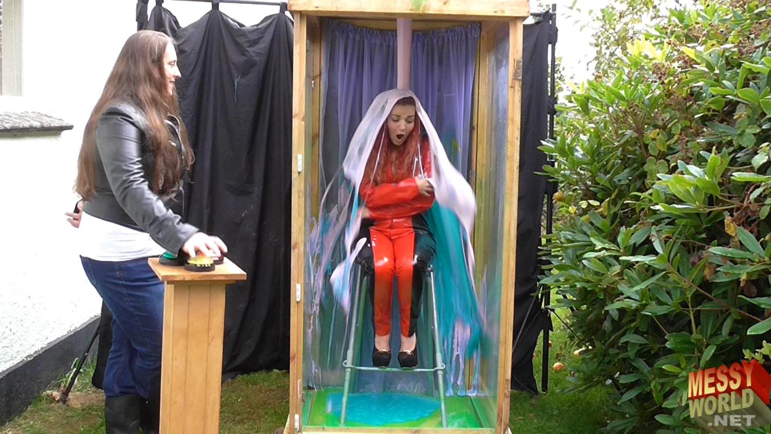 Красивых девушек обливают красками, слизью и другими веществами. 